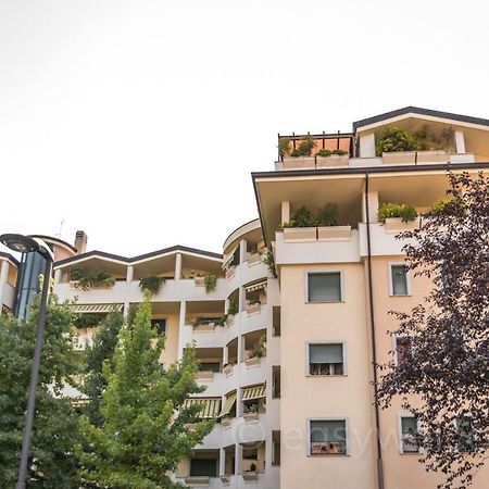 Easy Welcome Casa Rosada Apartment Nova Milanese Bagian luar foto