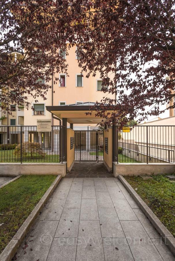 Easy Welcome Casa Rosada Apartment Nova Milanese Bagian luar foto